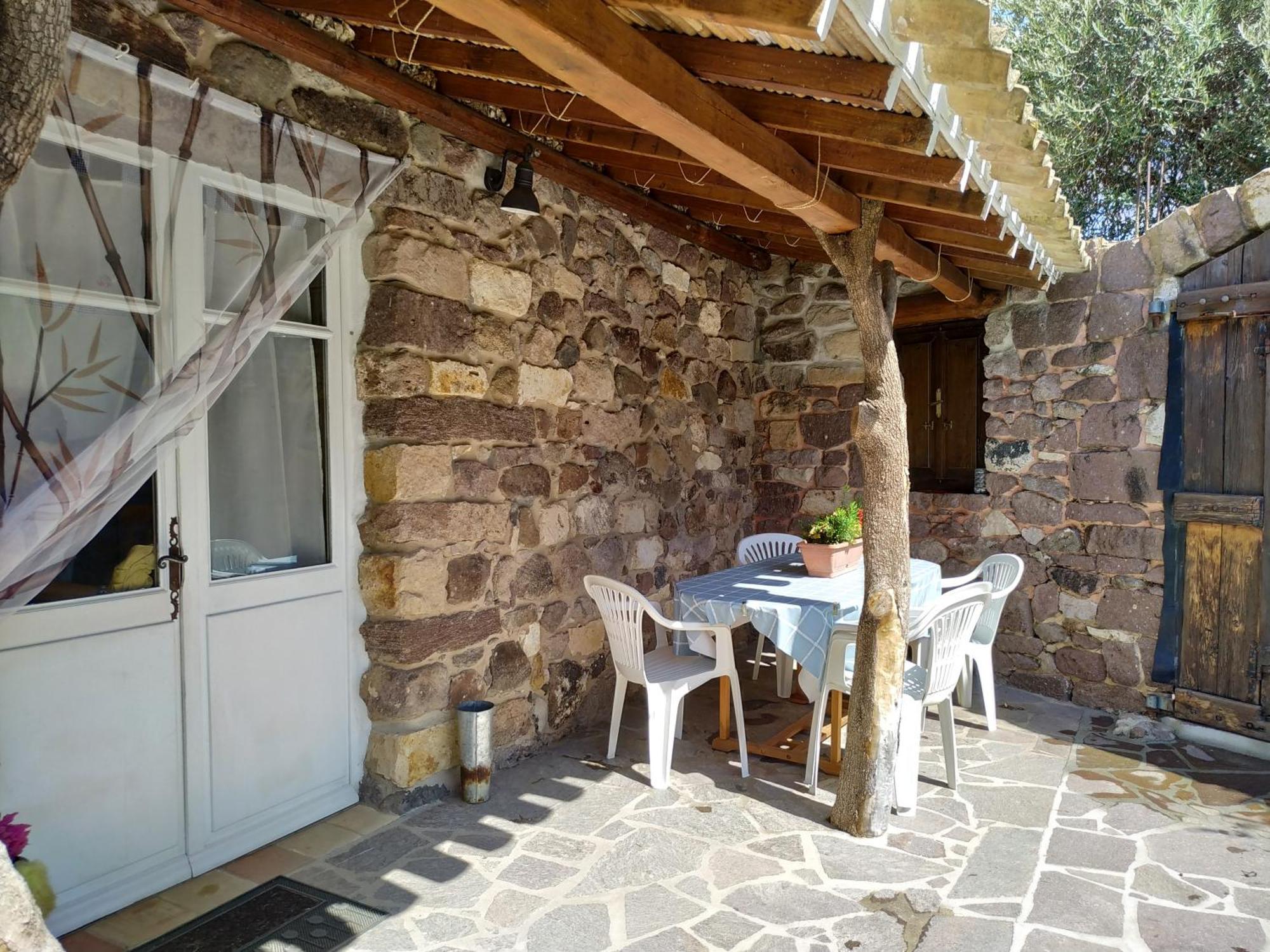 San Giovanni Suèrgiu Domus Antiga Appartamenti מראה חיצוני תמונה